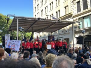 New York City Labor Chorus and Workers United Secretary-Treasurer Edgar Romney